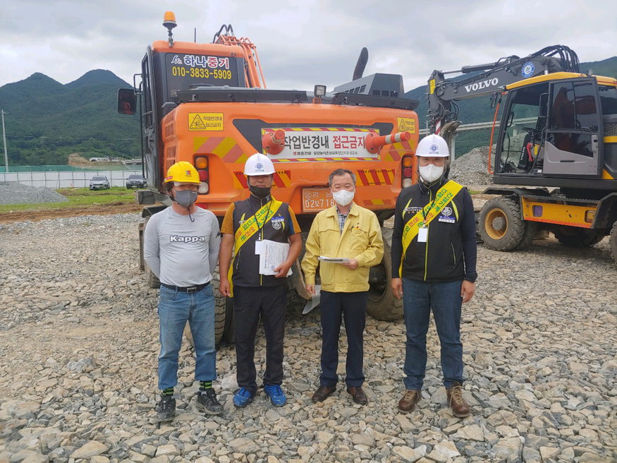 20210617-밀양건설기계협의회, 건설기계 안전캠페인 개최-2.jpg