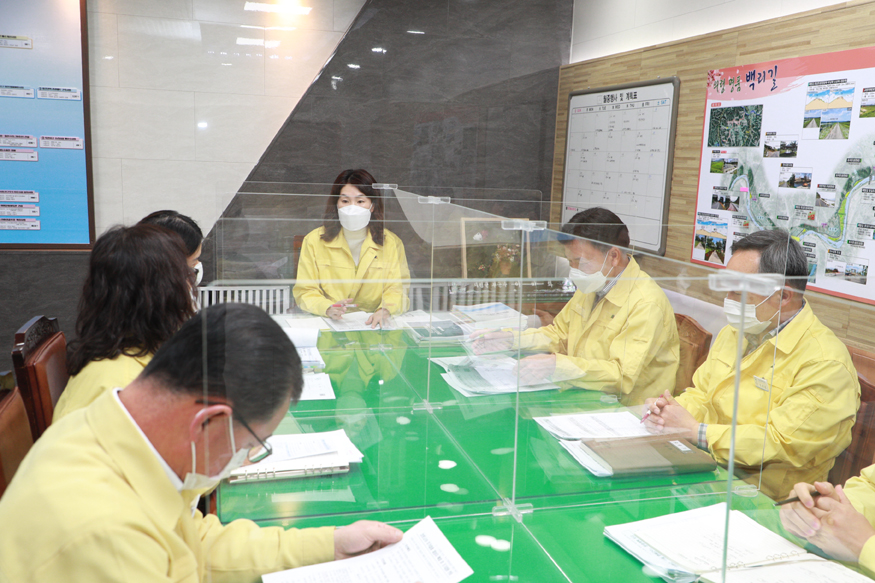 #1. 211201 보도사진(의령군, 60세 이상 고령층 추가접종 관련 긴급대책회의 개최).jpg