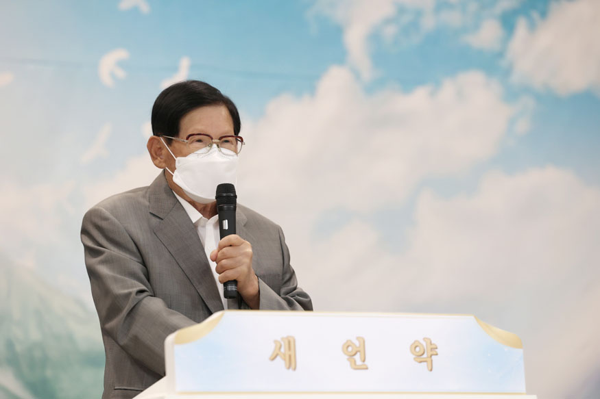 신천지예수교 이만희 총회장이 4일 열린 _성경 66권, 천국 비밀과 새 언약 계시 증거_ 온라인 세미나에서 성경 전반에 대해 증거하고 ~.jpg