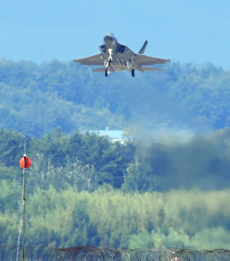 한국형 전투기 첫 비행 성공.jpg
