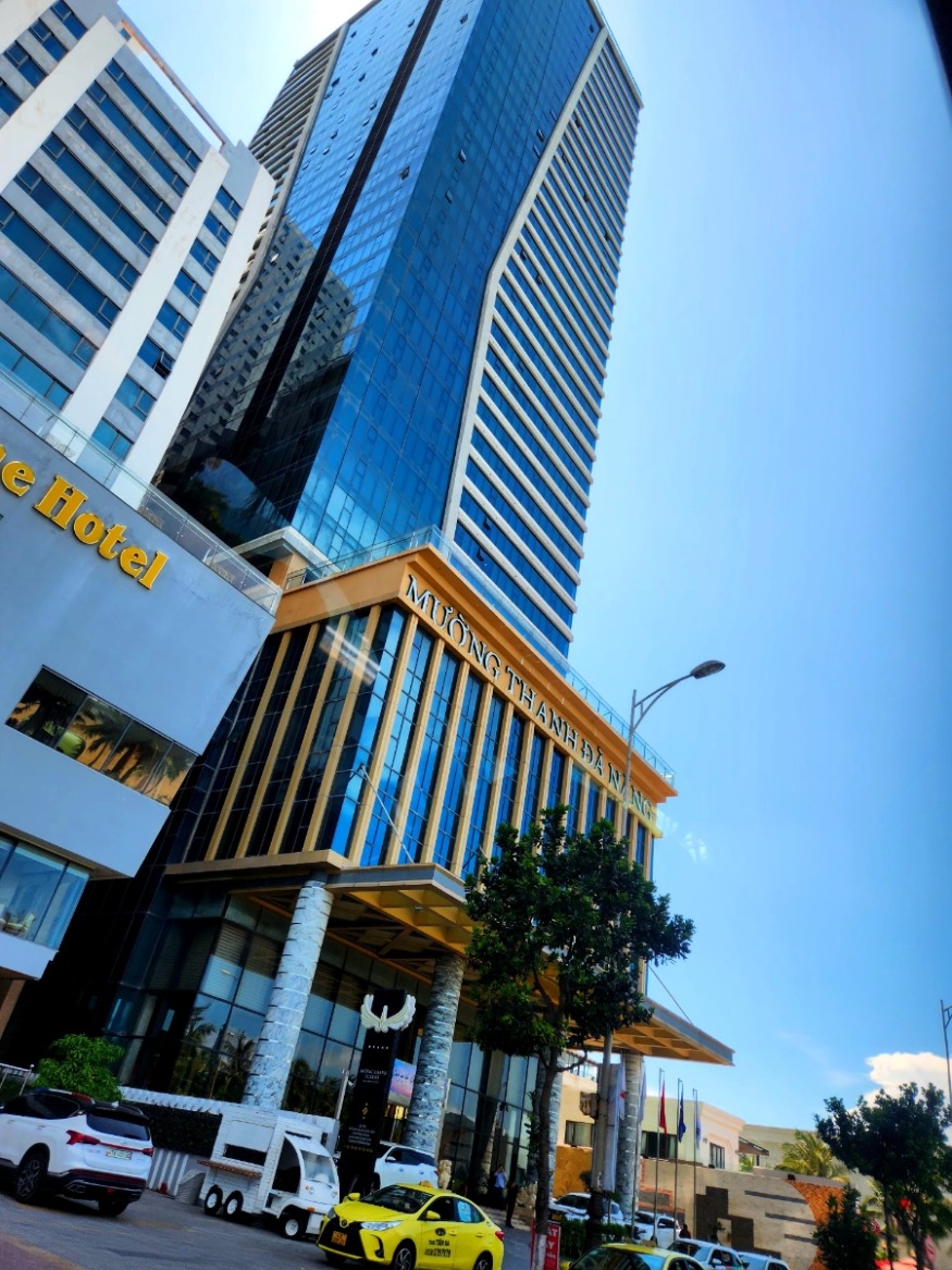 무엉탄럭셔리호텔 미케비치 앞.jpg