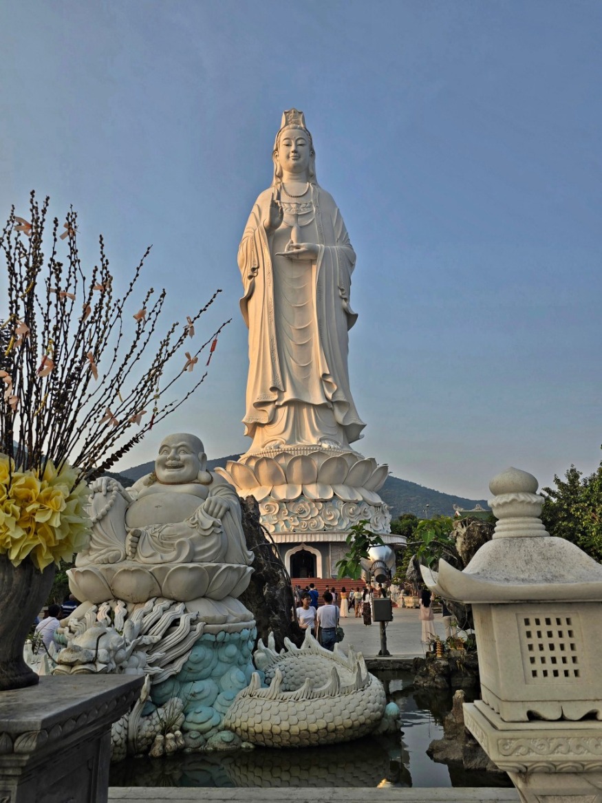 영흥사 해수관음상 건물 30층 높이.jpg