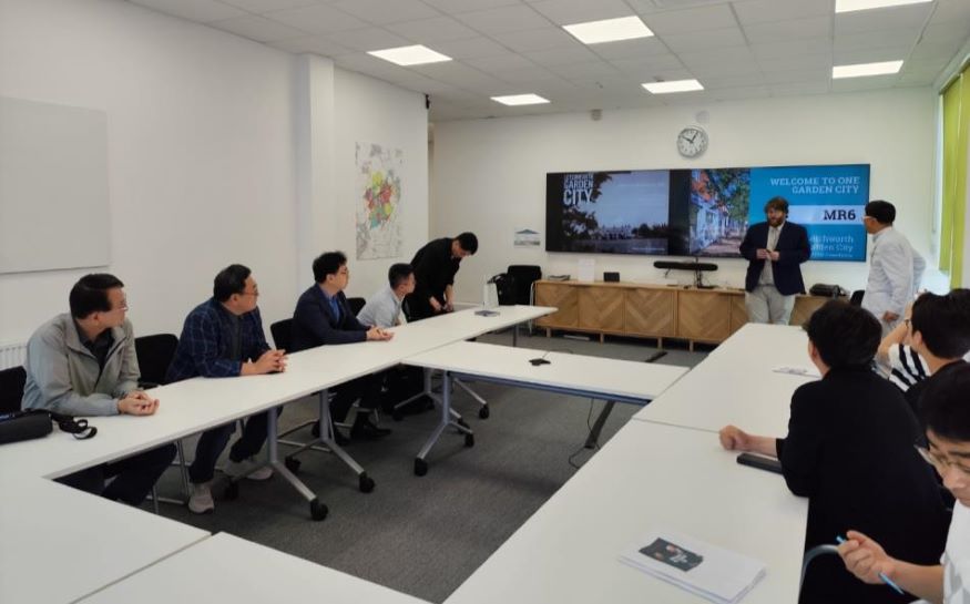 레치워스 가든시티 관계자 설명.jpg