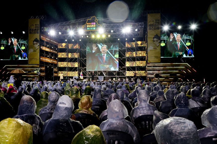 오태완 군수 육행시 환영사.jpg