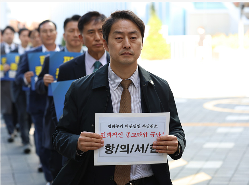 항의서한 전달 장면.jpg