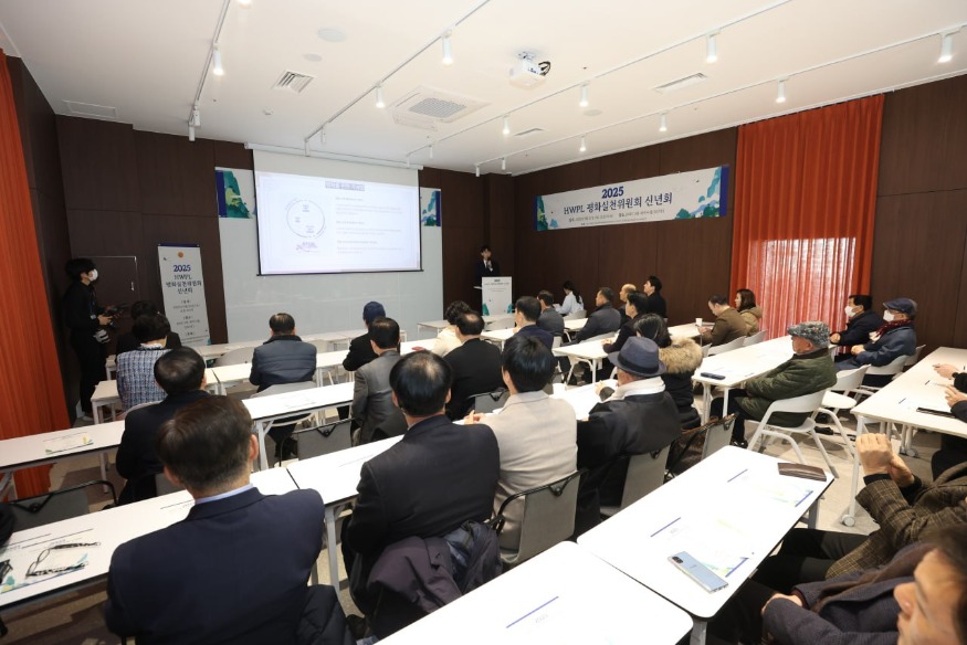 HWPL 글로벌03지부가 지난 25일 부산 남구 소재 부산국제금융센터(BIFC) 3층에서 ‘HWPL 평화실천위원회 신년회’를 개최한 뒤 기념촬영을 하고 있다..jpg