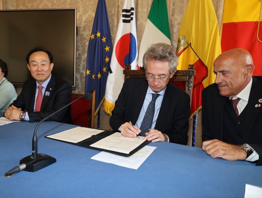 통영시 이탈리아 나폴리시와 국제 우호교류 협정 체결(협정서 나폴리시장).jpg