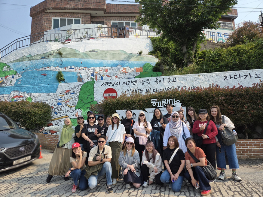 통영의 매력에 빠지다 싱가포르 여행관계자 초청 팸투어 운영(동피랑).jpg