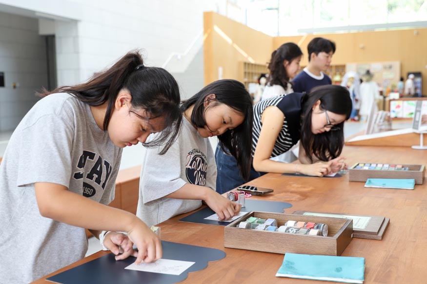 대구간송미술관을 찾은 관람객들이 진행되는 ‘함프로젝트’에 참여하고 있다.jpg
