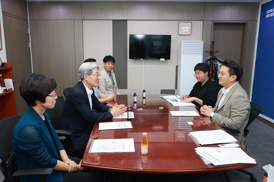 오탠완 군수 전용기 의원 면담 장면.jpg