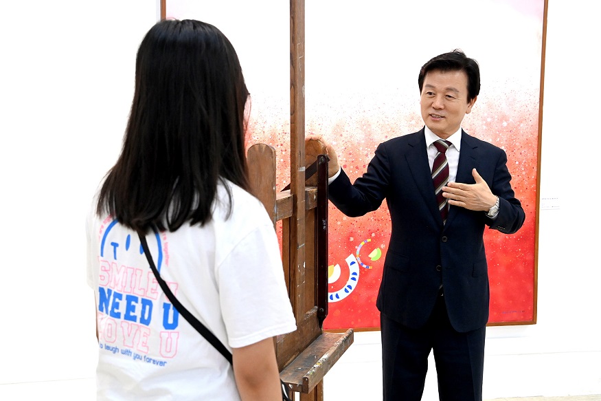 故 이성자 화백 유품, 진주시립이성자미술관에 기증 - 조규일 시장이 관람객에게 이젤에관하여 설명하고 있는광경.jpg