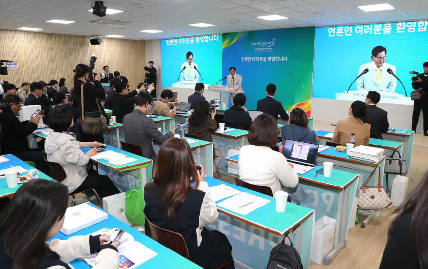 2일 신천지예수교 증거장막성전(총회장 이만희) 청주교회에(사진 신천지예수교회)서 열린 ‘시온기독교선교센터 116기 수료식’ 기자회견에서 이만희 총회장이 발언하고 있다..jpg