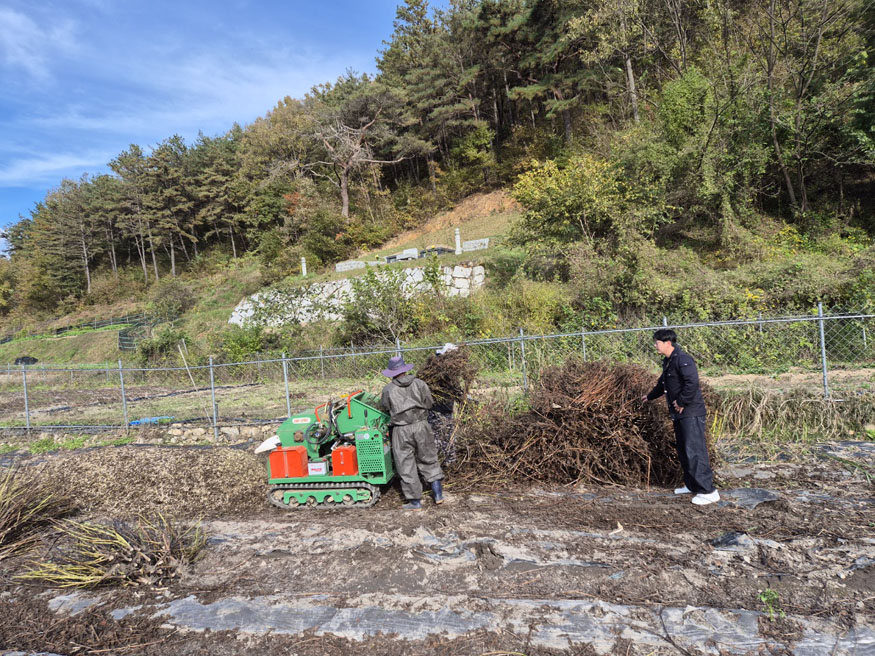 산청군 찾아가는 영농부산물 파쇄지원단 운영 모습.jpeg