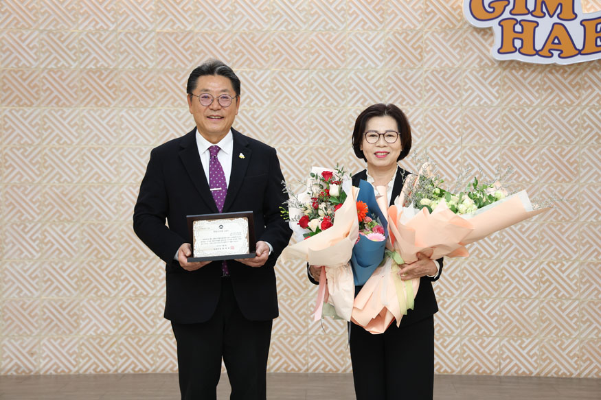 (주)벽산인슈로 지영란 대표, 11월 자랑스러운 김해 CEO상 수상.jpg