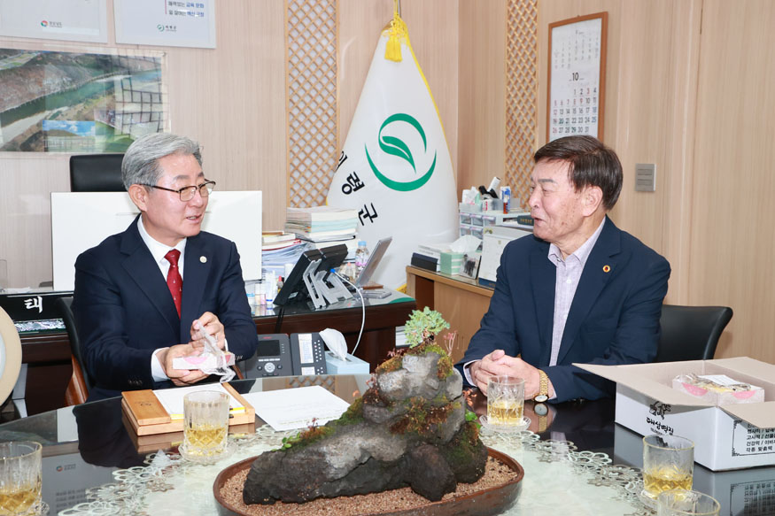 오른쪽 황진탁 씨가 지난 30일 오태완 군수를 만나 떡 600인분을 전달했다.jpg