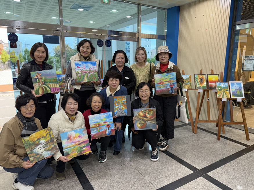 사천시복지청소년재단 힐링아트(오일파스텔) 단체사진.jpg