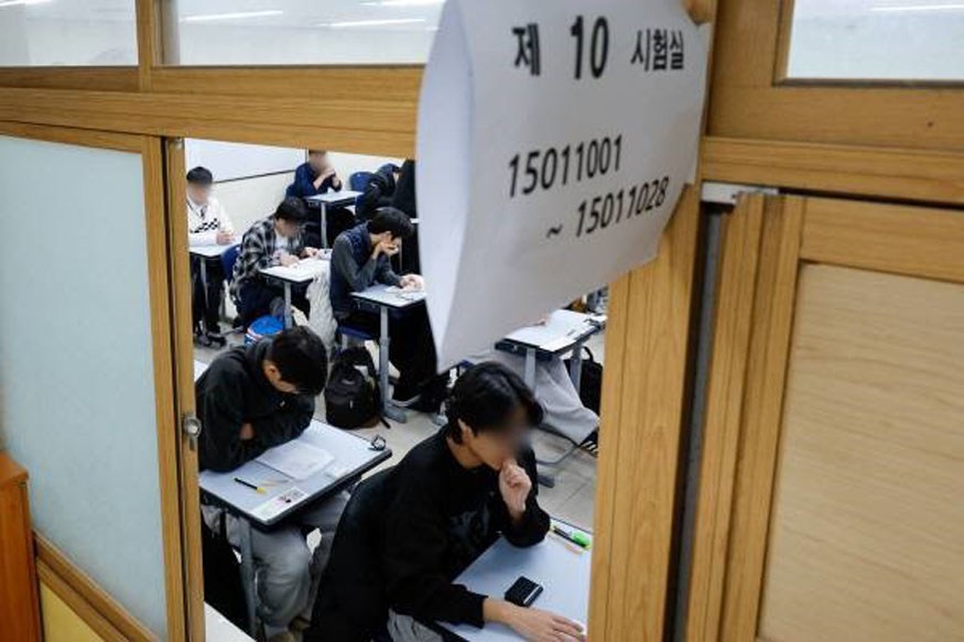 대학수학능력시험일인 13일 서울 종로구의 한 학교에 마련된 고사장에서 수험생들이 시험을 준비하고 있다. 사진공동취재단.jpg