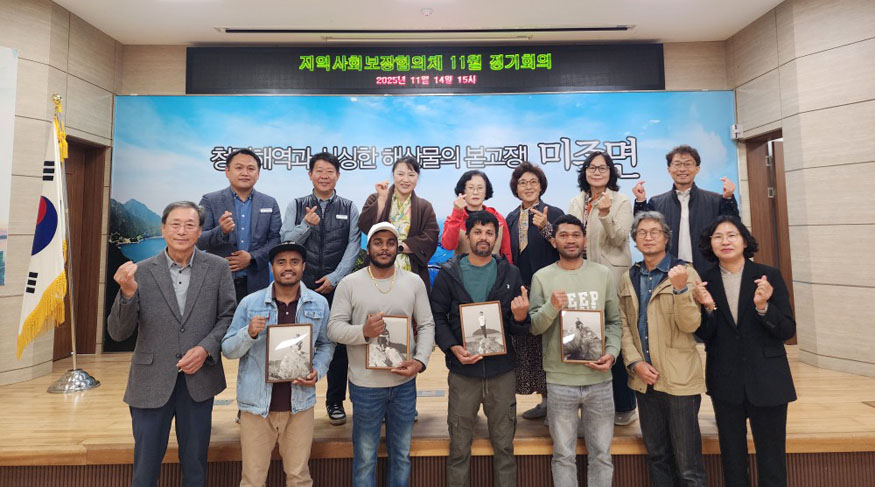 미조면지역사회보장협의체, 외국인 근로자 사진 전달행사.jpg