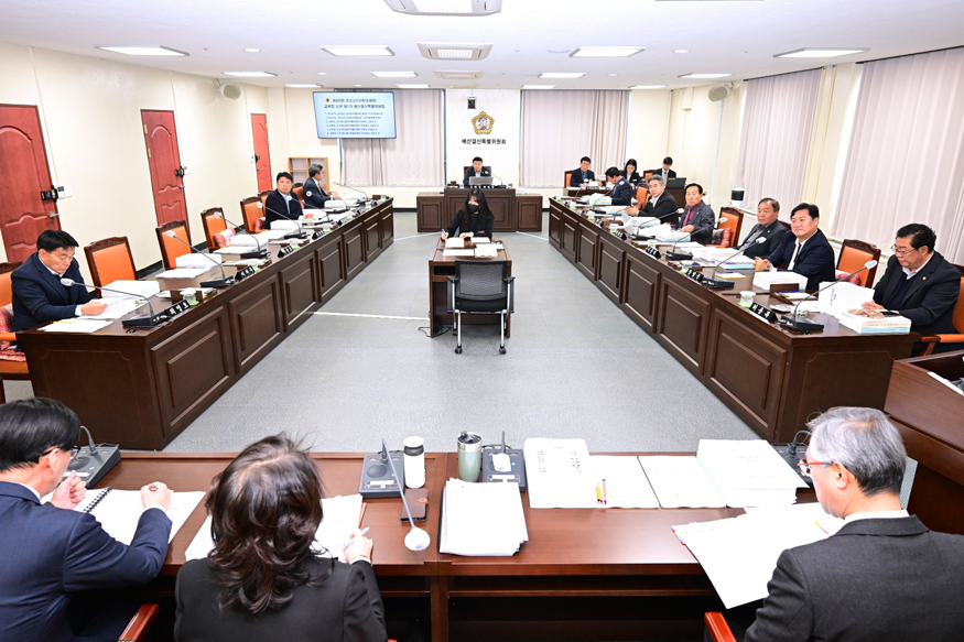 경남도의회 제428회 정례회 2025년도 경상남도교육비특별회계 제2회 추가경정예산안 심사 장면.jpg