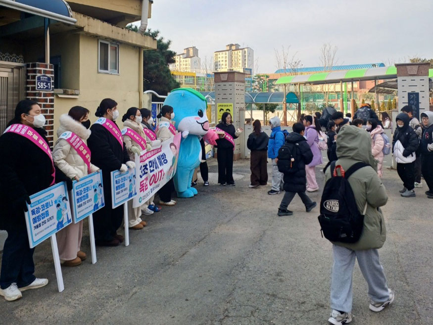 함안군, 인플루엔자 유행에‘다함께 독감 접종 - 가야초등학교.jpg