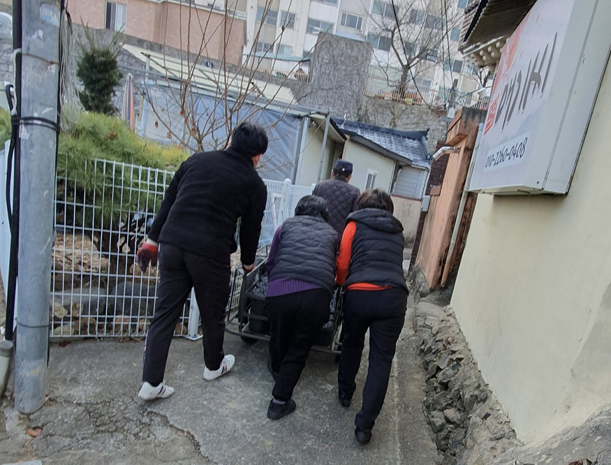 김해 진영읍 익명의 기탁자, 5년째 사랑의 연탄 기부.jpg