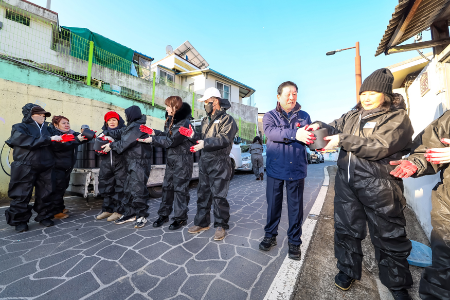 한국자유총연맹 함안군지회, 연말 맞이 연탄 나눔 봉사활동.jpg