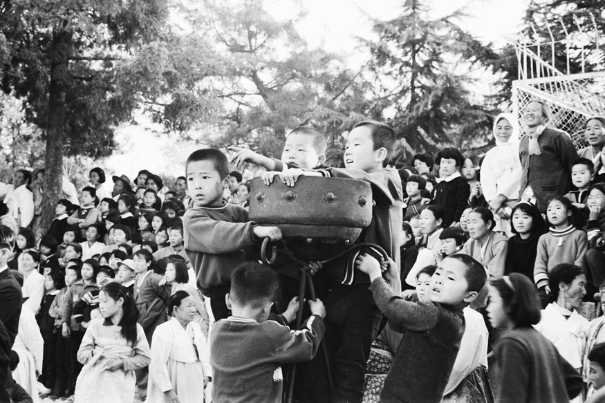 사진으로 만나는 옛 진주 모습 “그땐 그랬지” - 개천예술제 경연 관람광경.jpg