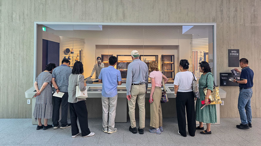 대구간송미술관을 찾은 관람객들이 ‘보이는 수리복원실’에서 수리복원 전문학예사와 질의응답하고 있다..jpg