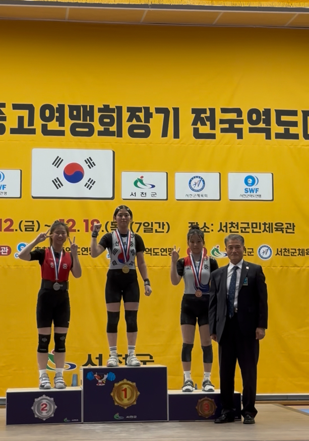 고성군 여중 역도부, 전국대회서 다수 메달 획득.JPG