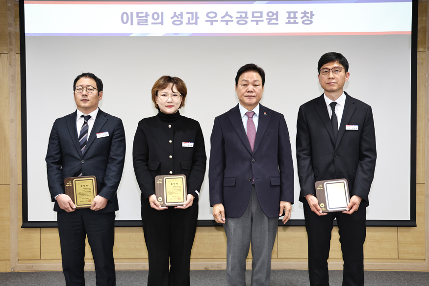 이달의성과우수공무원표창-왼쪽부터김동욱사무관_김주희주무관_박완수경남도지사_서상혁주무관.jpg