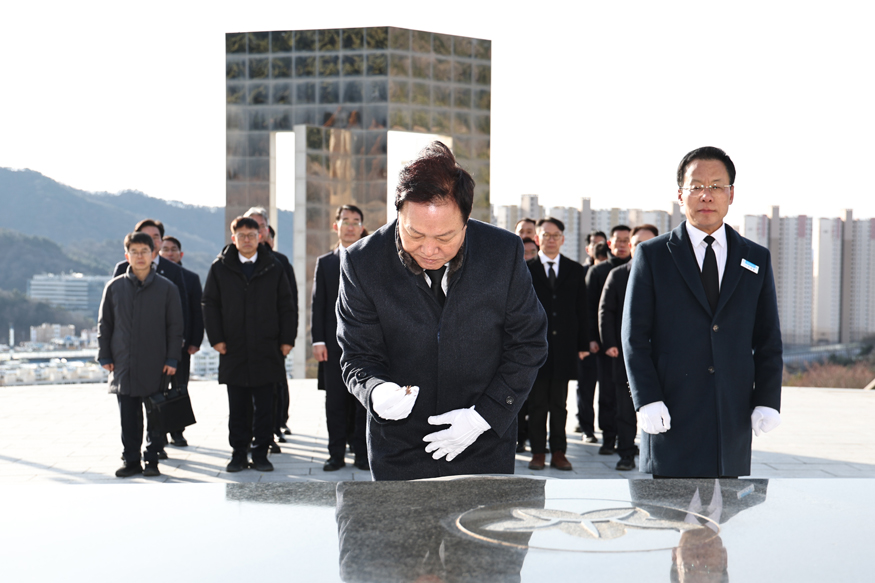 박완수 지사 국립3.15민주묘지와 창원충혼탑 참배 장면.jpg