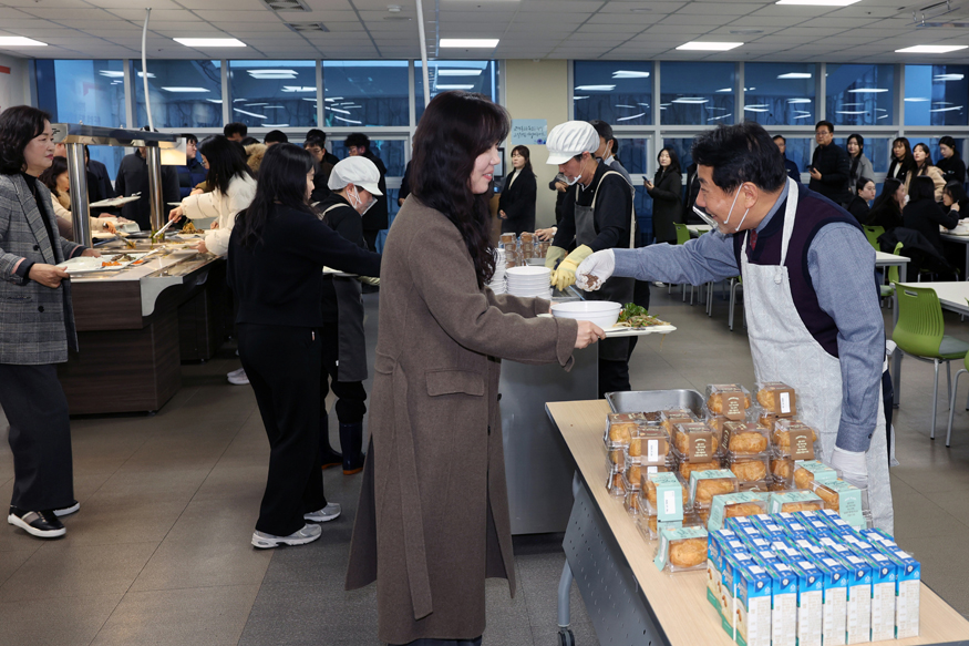 나동연 양산시장 구내식당 떡국 배식.JPG