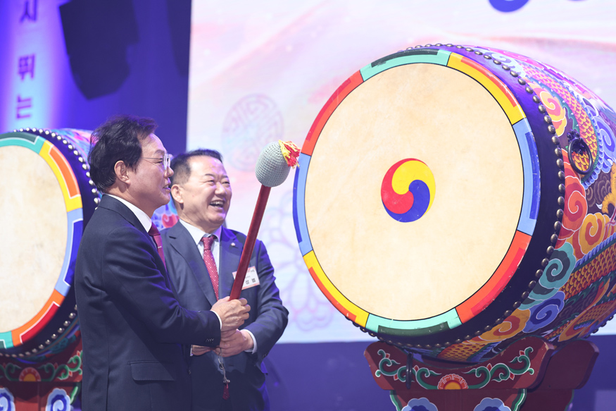 2026년신년인사 회에서 박완수 지사가 북을 치며 병오년 축음을 전하고 있다..jpg