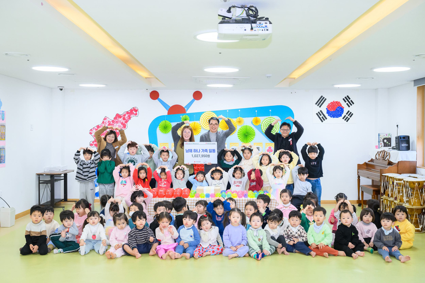 하나어린이집 가족 일동 사랑 나눔 저금통 전달.jpg