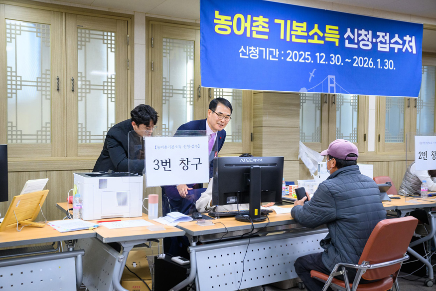 장충남 군수, 기본소득 접수 현장 점검.jpg