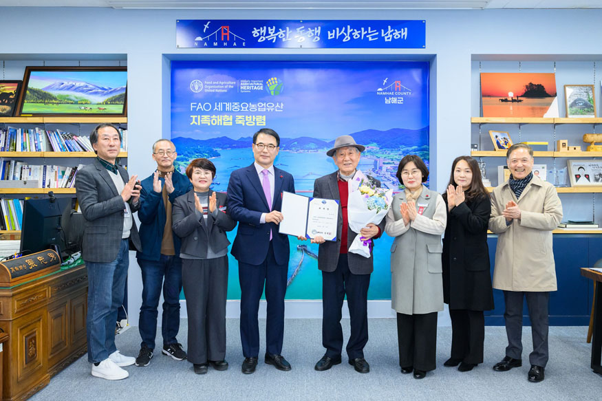 남해유배문학관 양왕용 명예관장 위촉.jpg