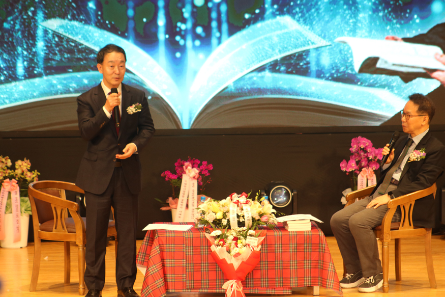 유명현 작가 북콘서트 장면.JPG