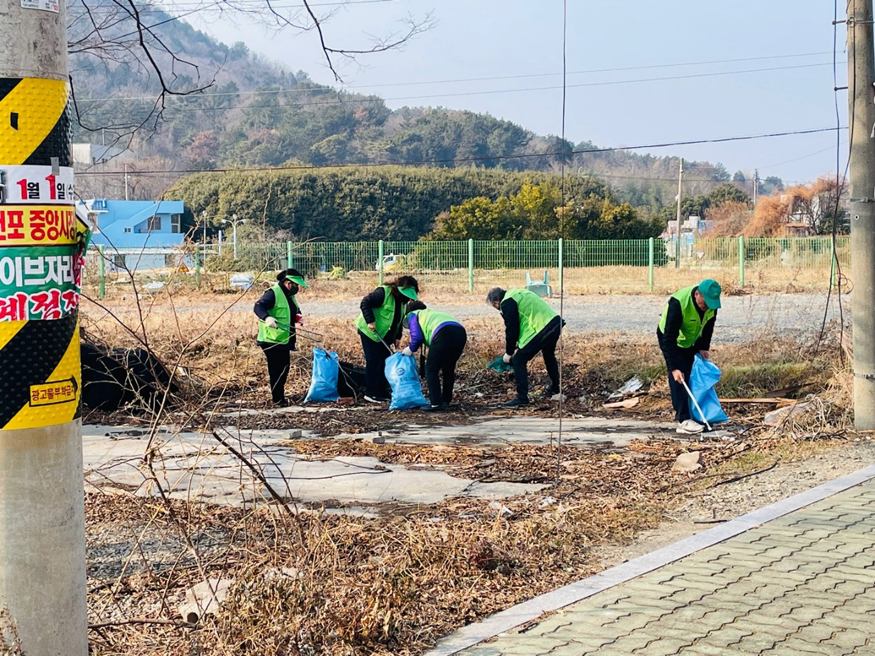 2026년 설맞이환경정화활동-지난해 장면.jpg