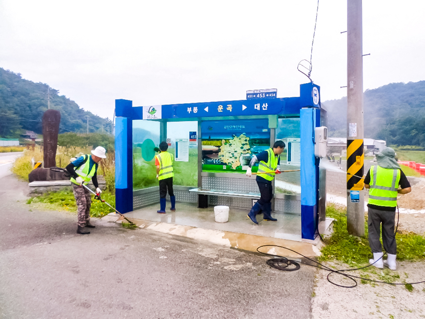 함안군 2026년 자활사업 추진 박차 클린업(사업단 승강장청소 사진).jpg