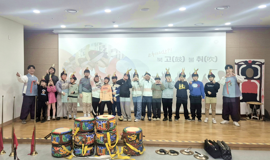 함안복합문학관, 겨울방학 서당 프로그램 성황리 종료_어린이 가야고취대 체험.jpg