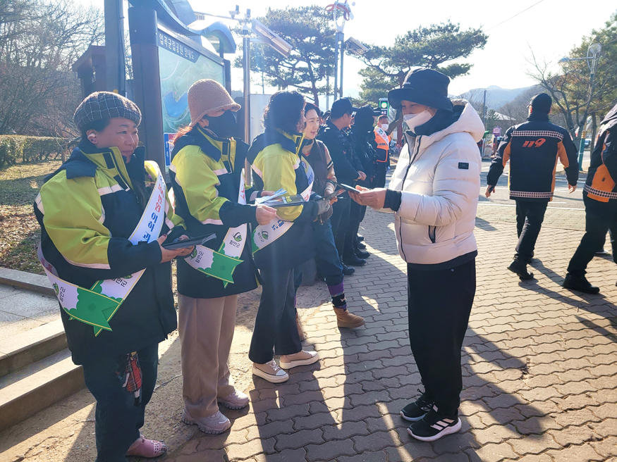 함안군, 읍면 및 관계기관 합동 ‘동시 산불 예방 캠페인’ 실시 산불 예방 홍보물과 안내물 배포 사진.jpg
