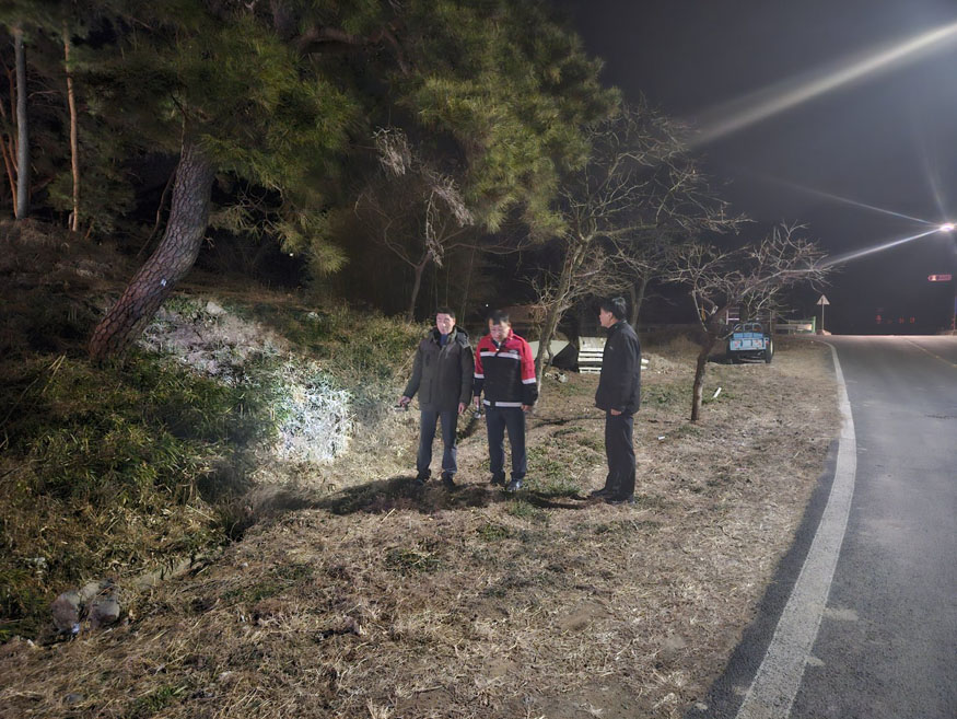 박영훈 밀양시 부북면장이 산불 예방을 위해 산림 연접지를 야간 순찰하고 있다..jpg