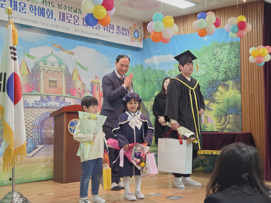 의령 봉수분교, 학생 수 증가 속 제100회 졸업식 개최.jpg