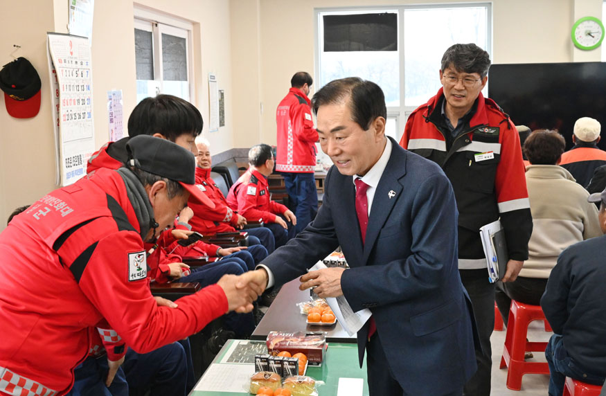 성낙인 창녕군수, 설 명절 앞두고 현업근무자 격려 방문(산불대응센터).jpg