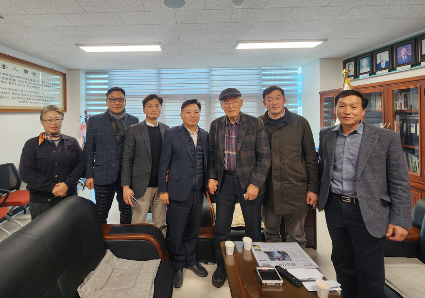 어르신이 행복한 하동...김구연 도의원, 노인지원시책 간담회서 경청.jpg