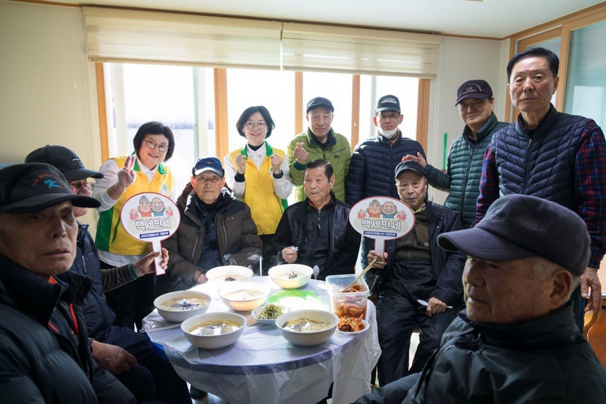 신천지자원봉사단 진해지부가 지난 12일 자은동 경로당에서 백세만세 봉사활동을 진행한 가운데 봉사자들과 어르신들이 기념 촬영을 하고 있다(사진 신천지자원봉사단 진해지부)..jpg