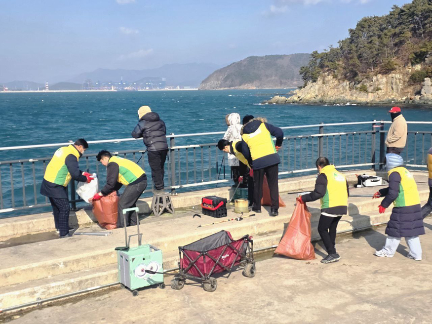 신천지자원봉사단 부산경남서부지부 봉사자들이 천성항 방파제 일대에서 생활쓰레기와 폐어구, 각종 플라스틱을 수거하고 있다(사진 신천지자원봉사단 부산서부지부)..jpg