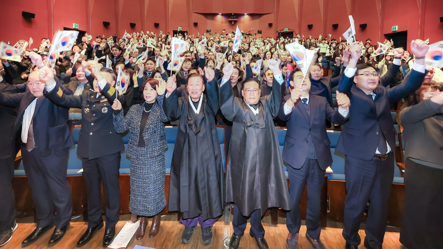 함안군 제107주년 3·1절 기념식 행사 사진(만세삼창).jpg