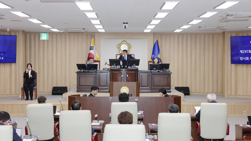 의령군의회  제297회 임시회 개회.JPG