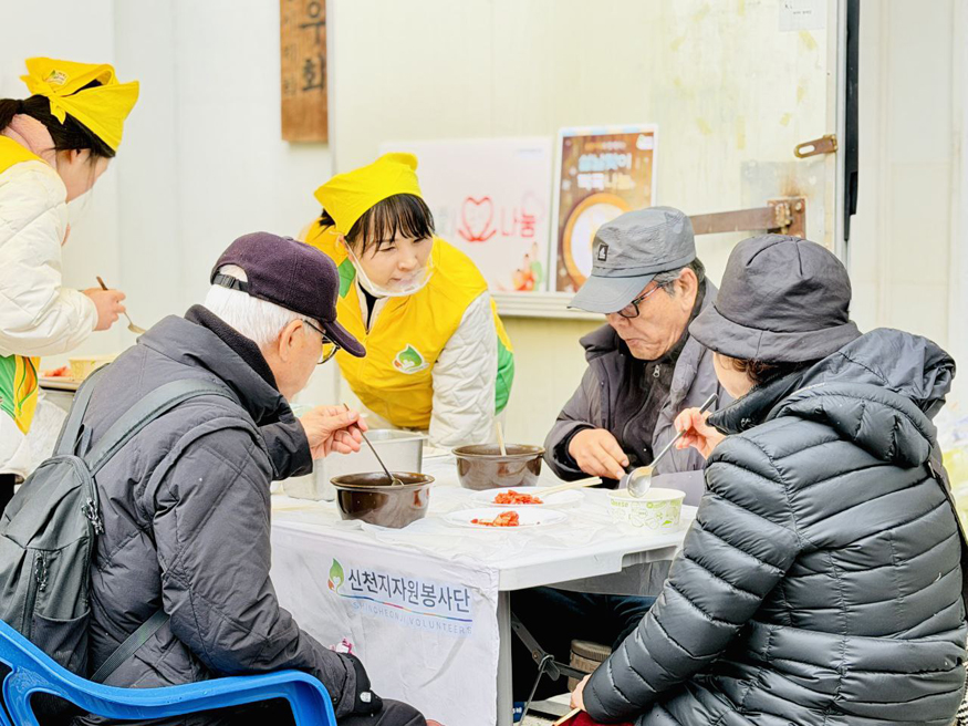 신천지자원봉사단_마산지부_회원들이_설_명절을_앞두고_어르신들에게_‘온기나눔’_떡국_나눔_봉사를_하고_있다_.jpg